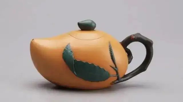 蒋蓉（中国工芸美術大師）作*黄泥 蛙柘榴樹式 宜興 紫砂茶壺（急須） 精工巧匠\u2014\u2014蒋蓉大师的花货艺术- 研究- 在线学习- 无锡博物院