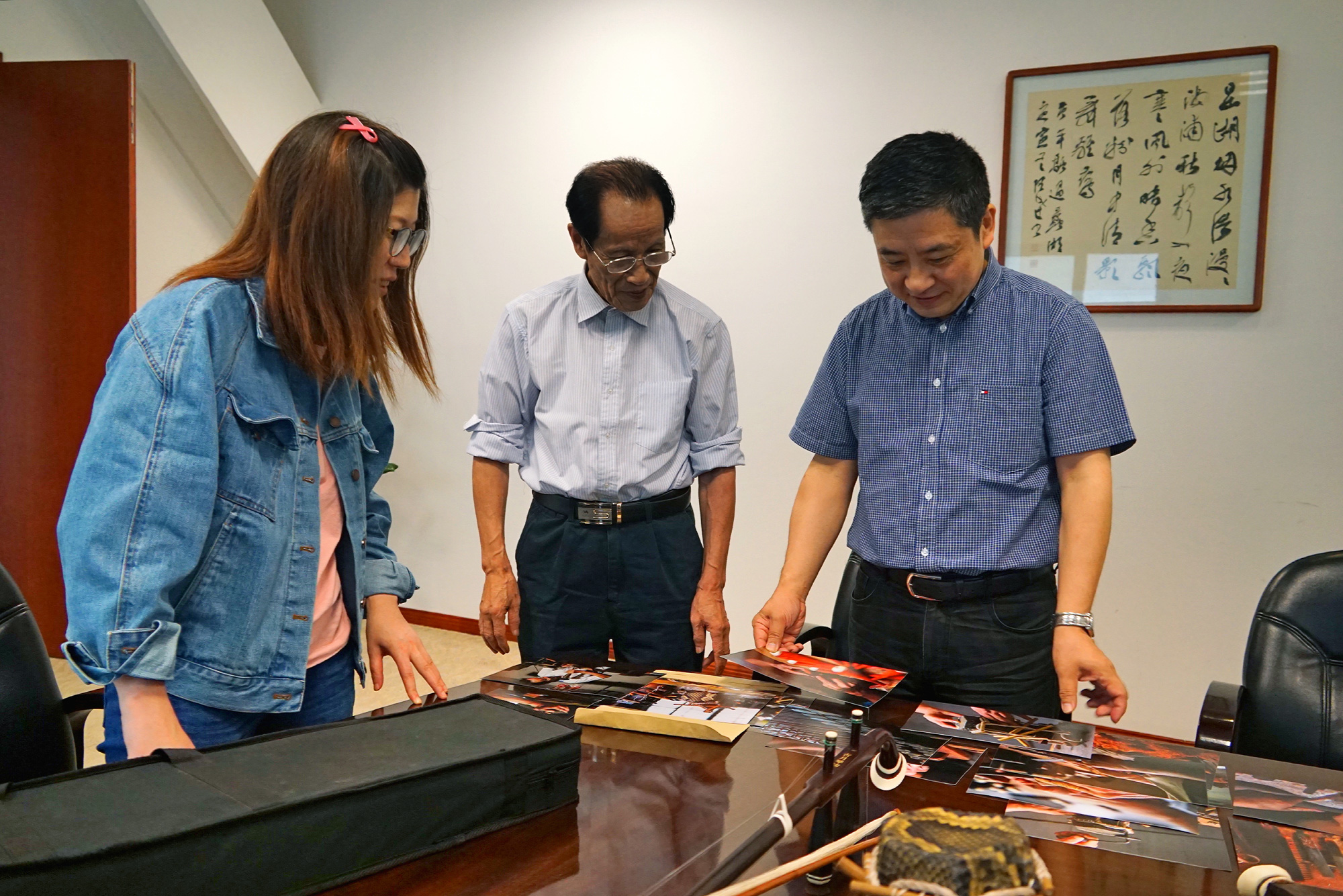 江苏省非物质文化遗产传承人、国家级二胡制作大师万其兴大师手制二胡入藏锡博3.jpg