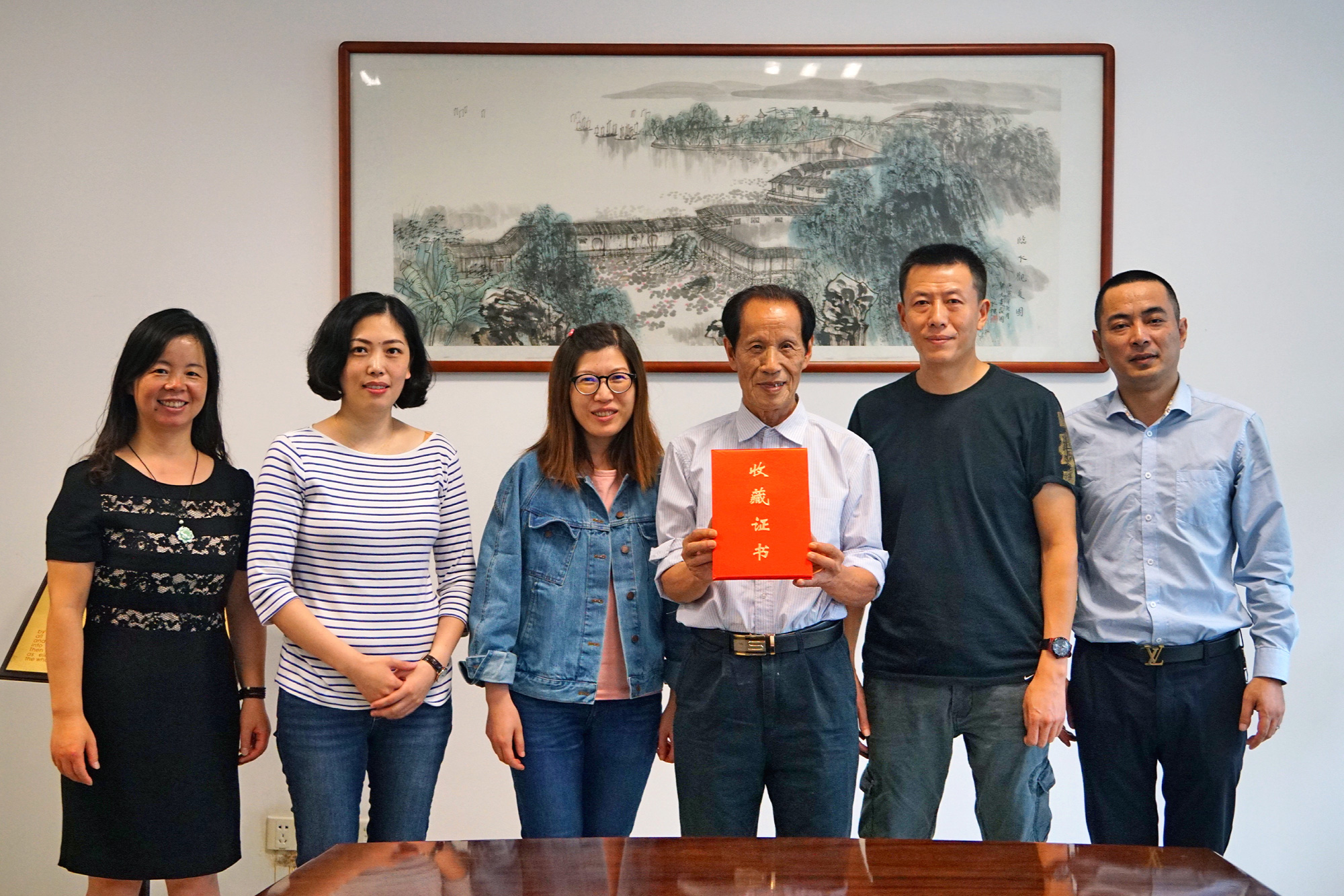 江苏省非物质文化遗产传承人、国家级二胡制作大师万其兴大师手制二胡入藏锡博4.jpg