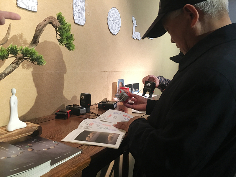 观众在展册上盖章留念