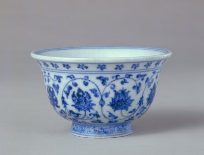 明永乐 青花缠枝莲纹压手杯 故宫博物院藏.jpg