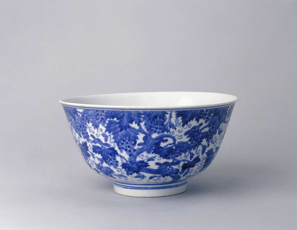 清光绪 青花松鼠葡萄纹碗 故宫博物院藏.jpg