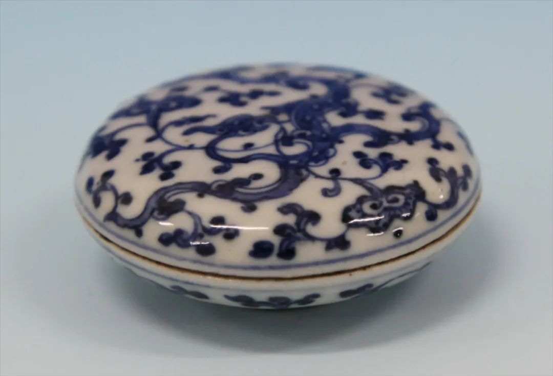 清 乾隆“宣德年制”款青花缠枝纹印盒1.jpg