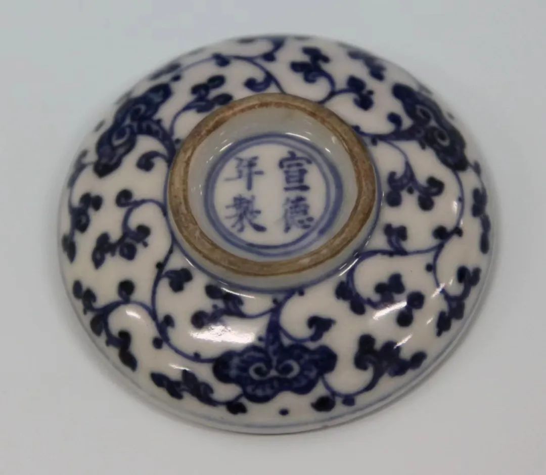清 乾隆“宣德年制”款青花缠枝纹印盒2.jpg