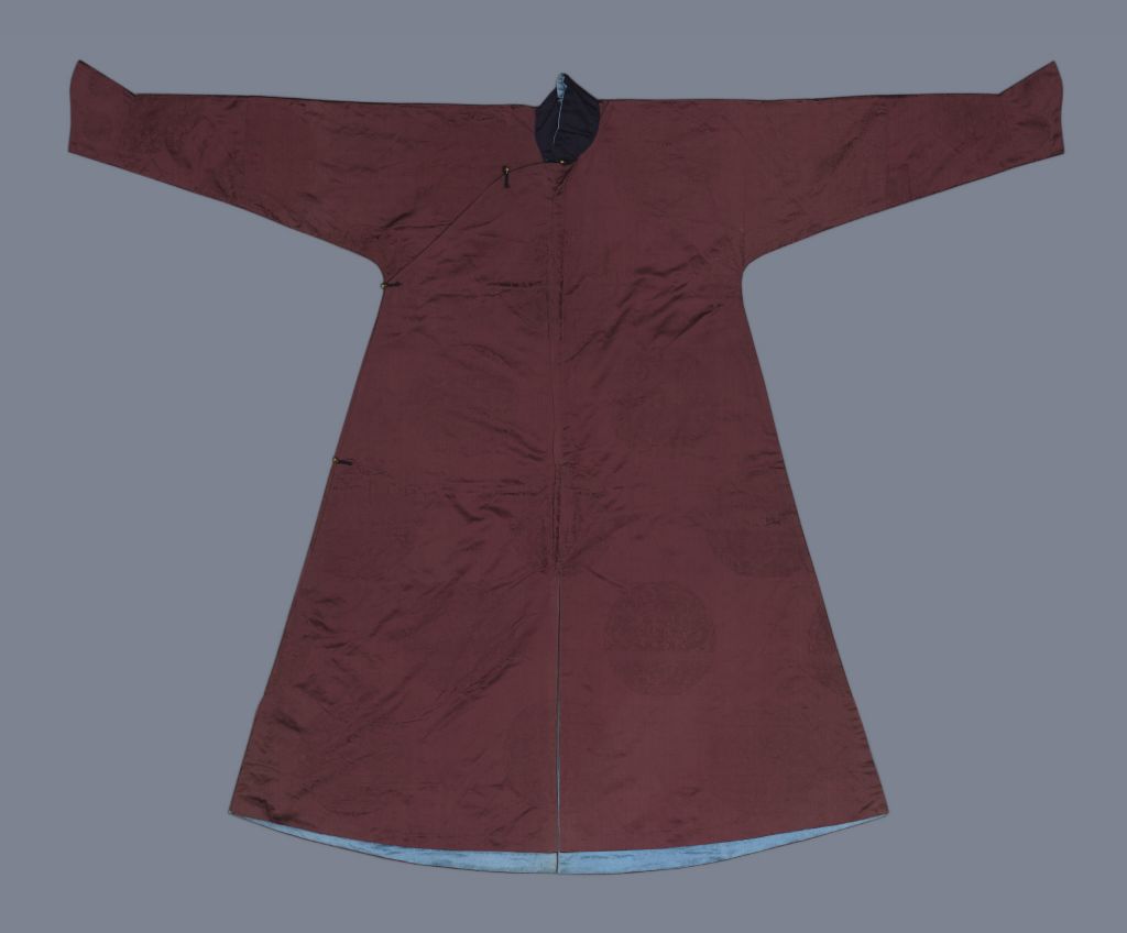 清 酱色暗花缎常服袍 故宫博物院藏.jpg
