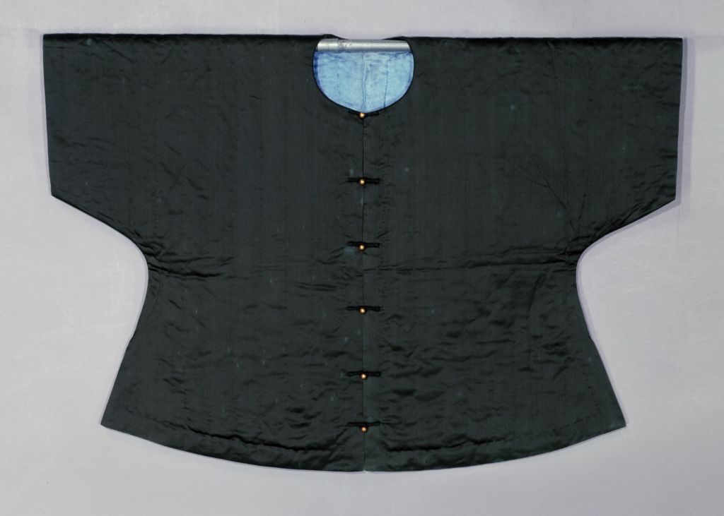 清 油绿色素缎袷行服褂 故宫博物院藏.jpg