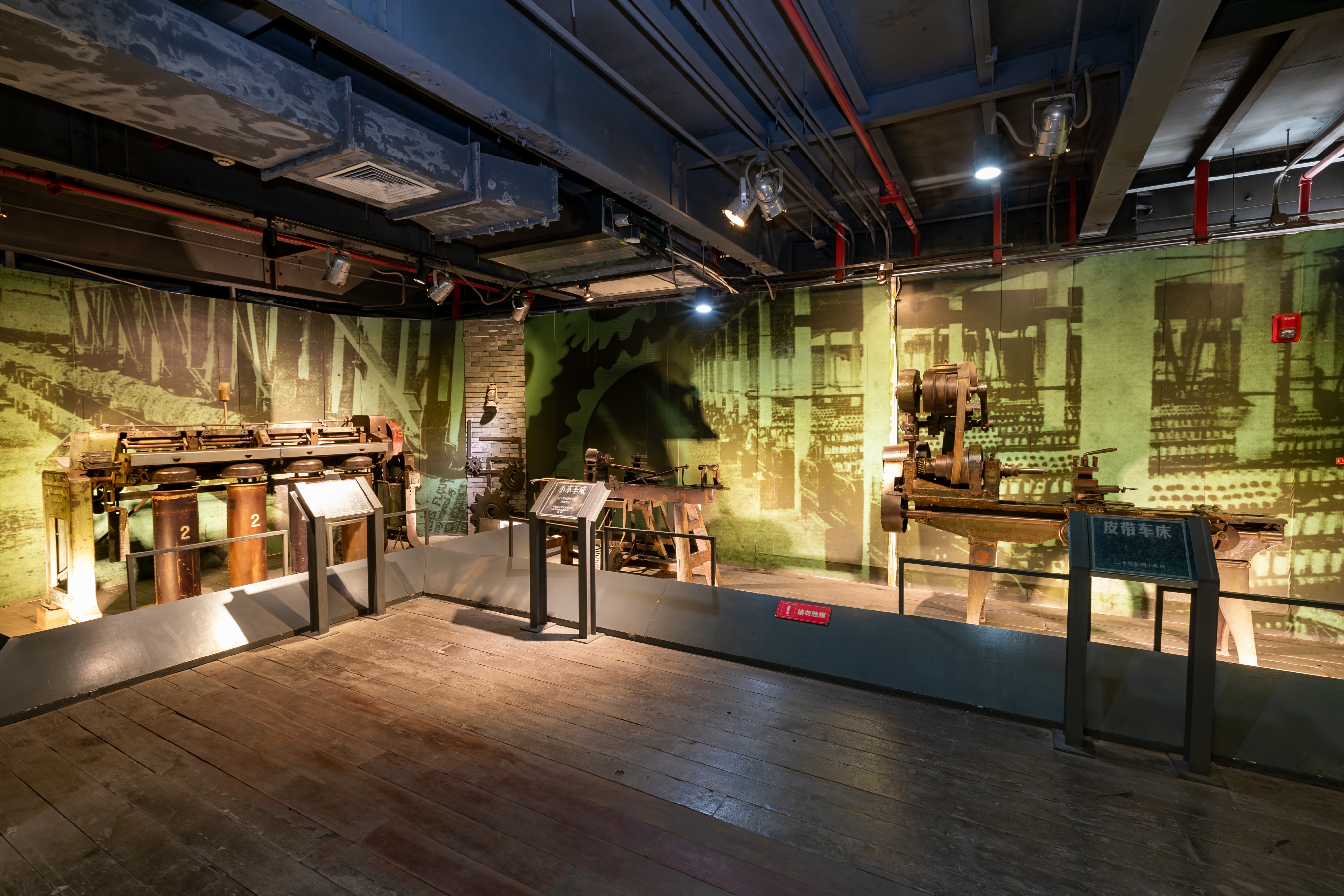 图5：老机器设备展区场景(1).jpg