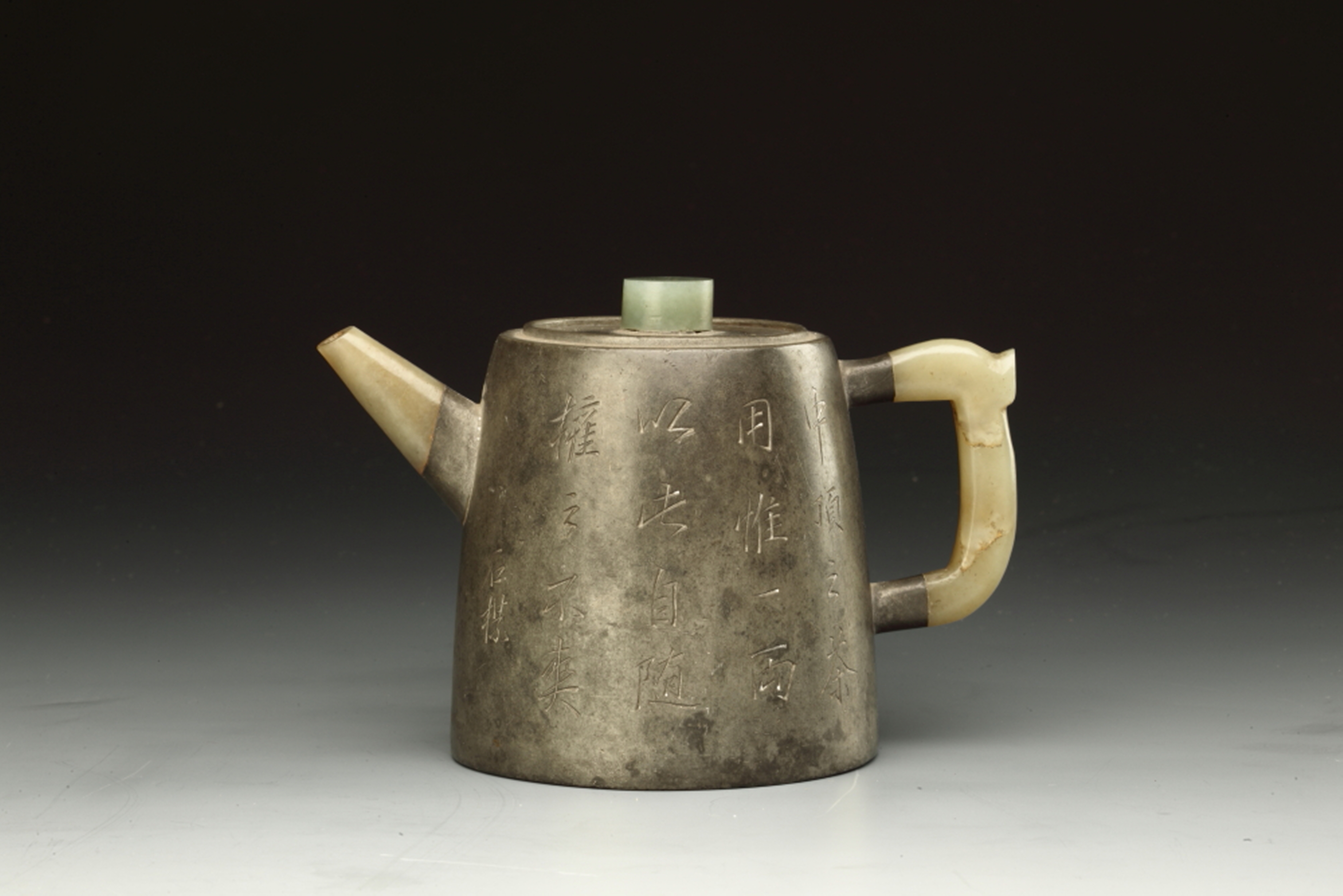 清 程石泉制朱石楳刻三镶玉权形锡包壶.jpg 清 程石泉制朱石楳刻三镶玉权形锡包壶.jpg