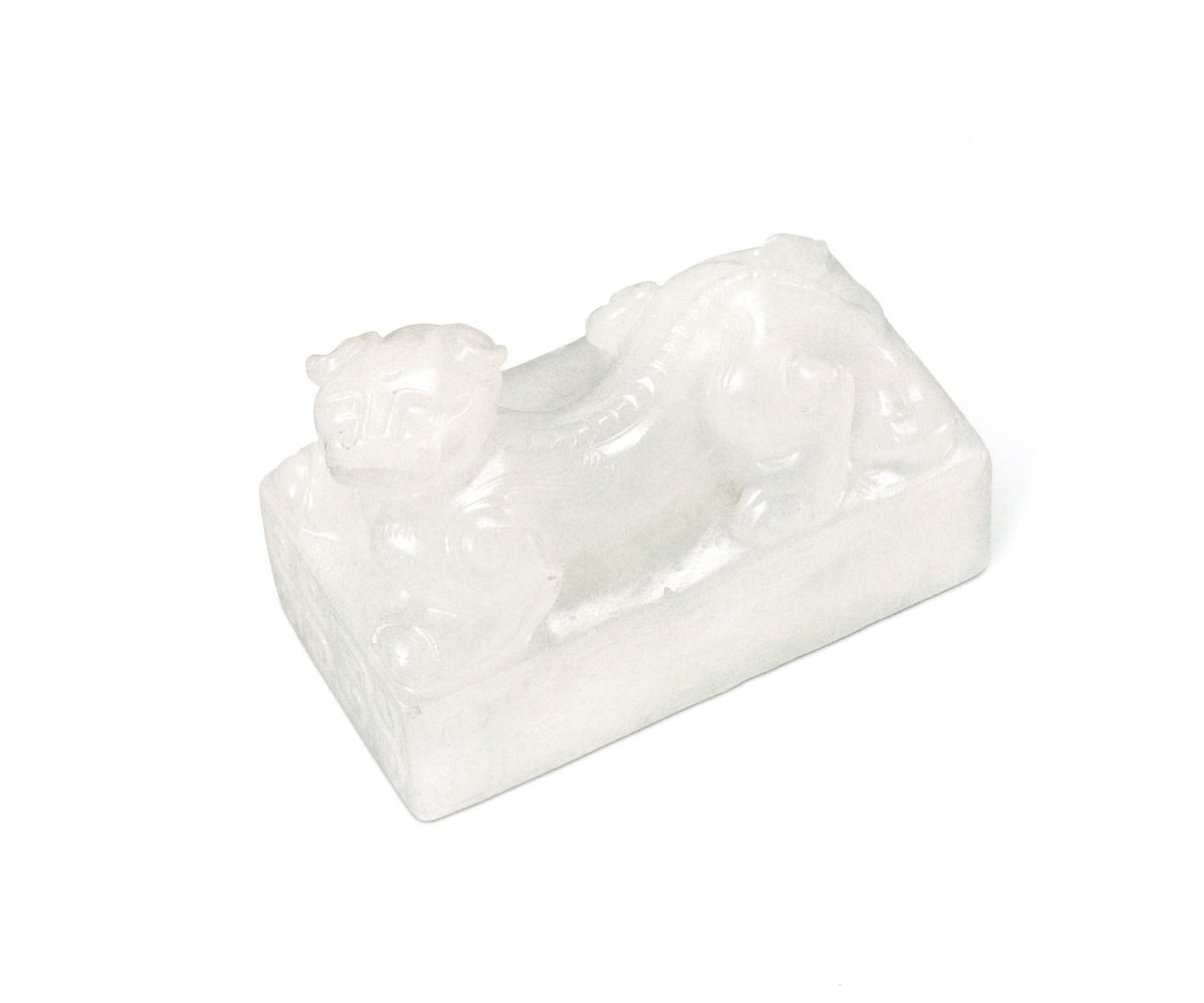 清 白玉螭虎书镇 苏州博物馆藏.jpg