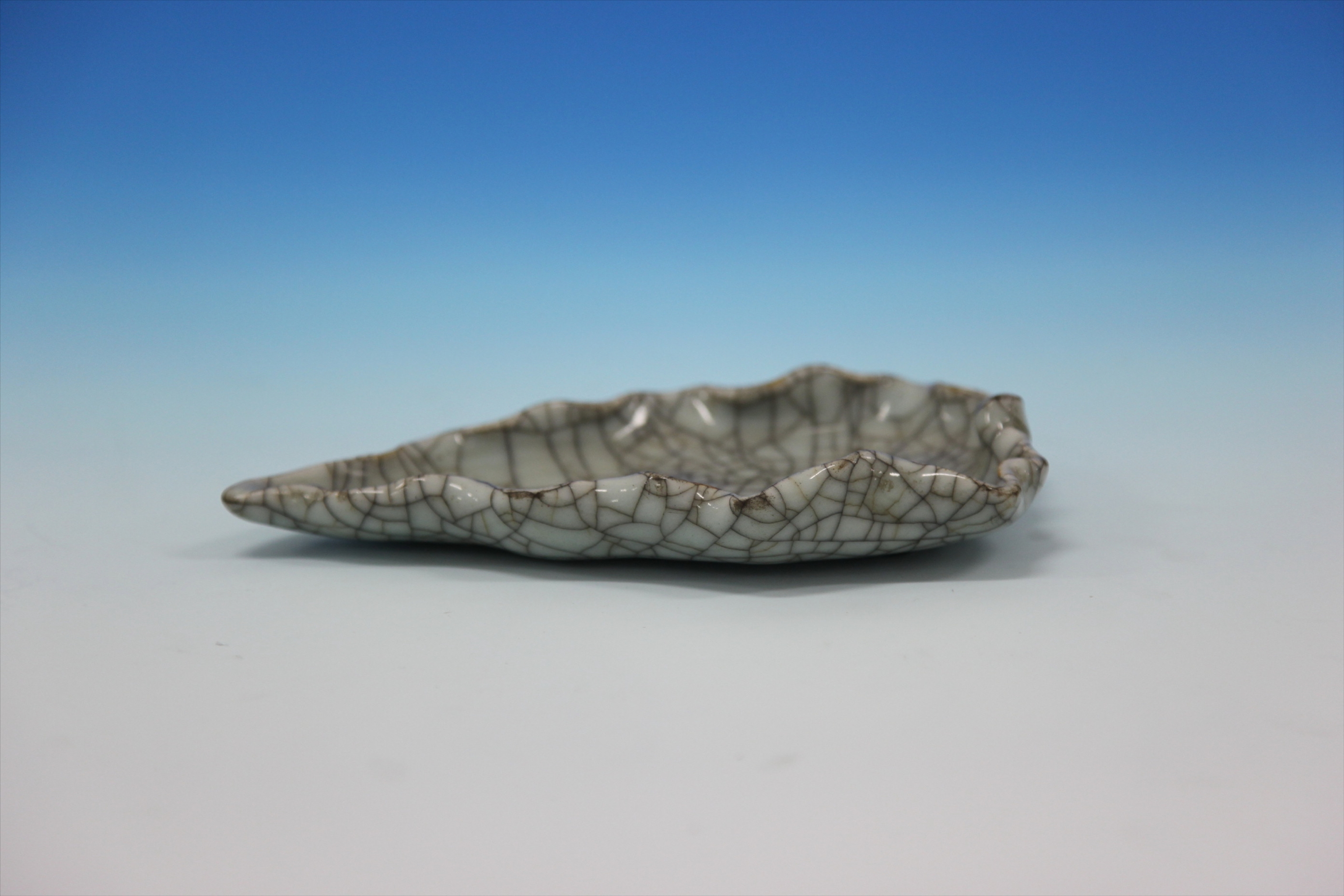 清 哥釉叶形瓷笔舔 无锡博物院藏.jpg