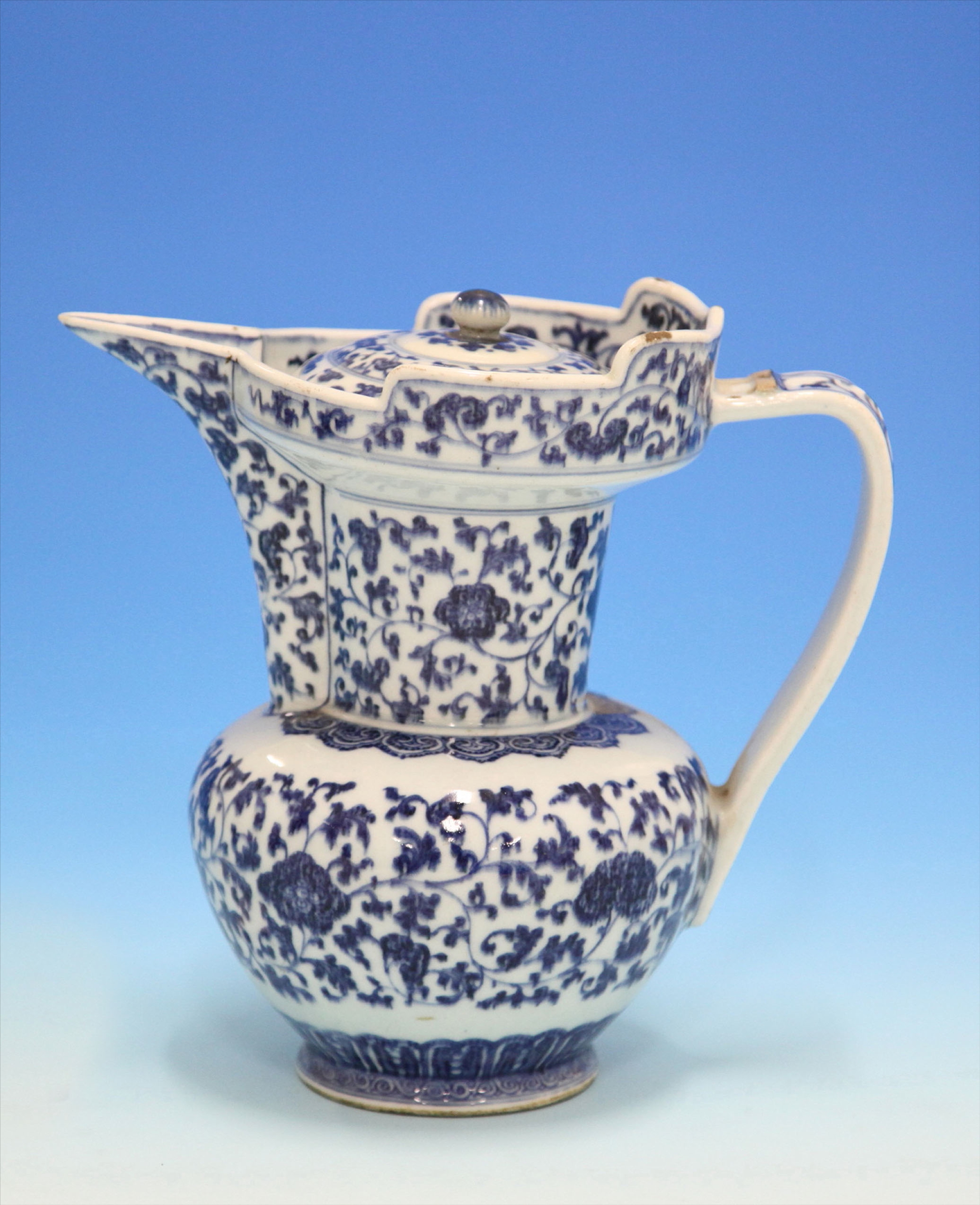 清 青花缠枝花卉纹僧帽式瓷壶.jpg