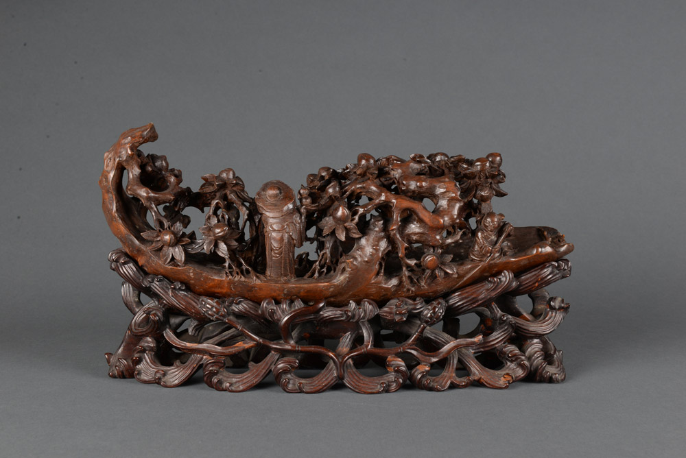 清-順治透雕桃樹人物竹槎紅木雕座-南京博物院藏fb.jpg
