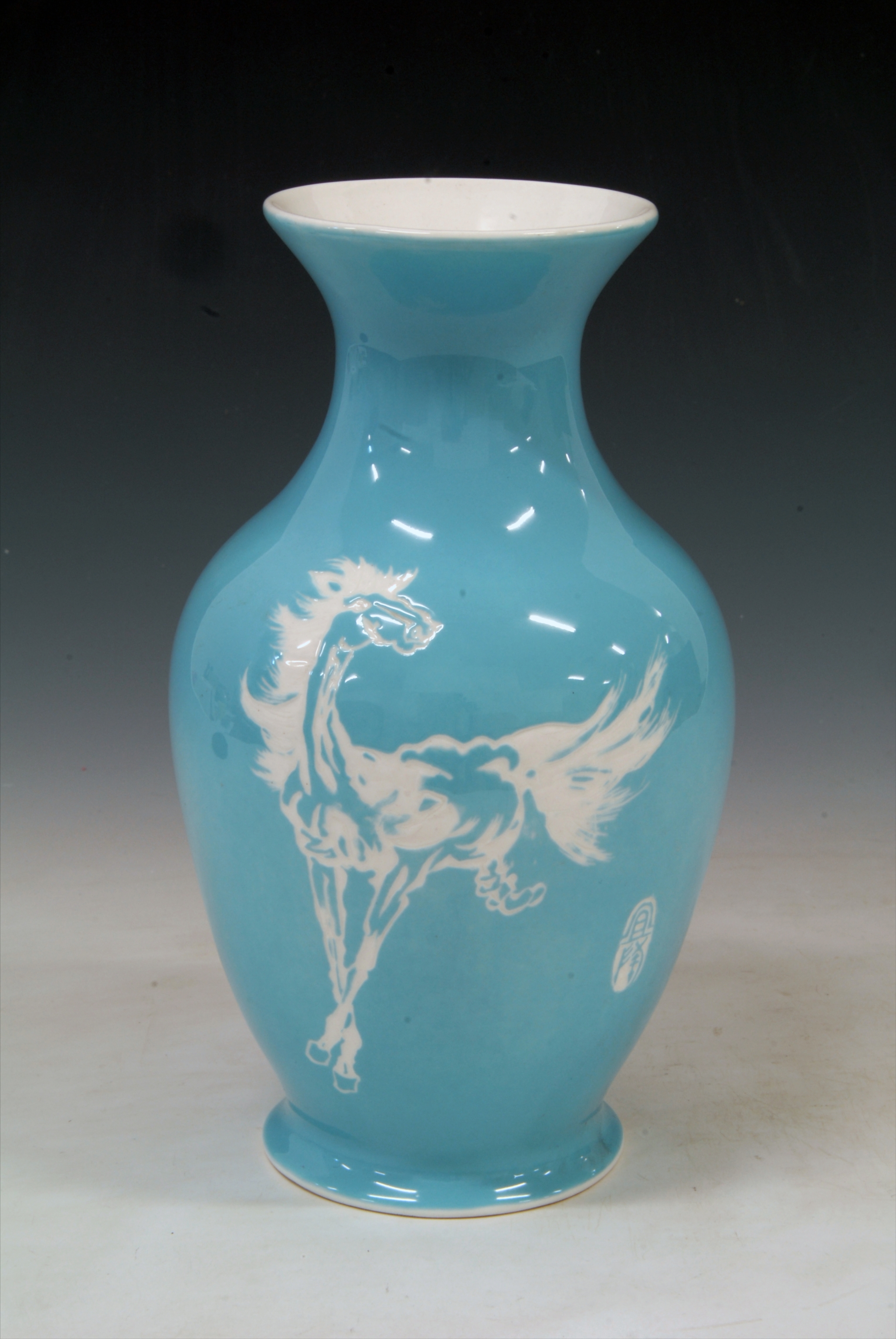 65.I-1322现代“宜陶”款天蓝釉奔马纹瓷瓶.jpg