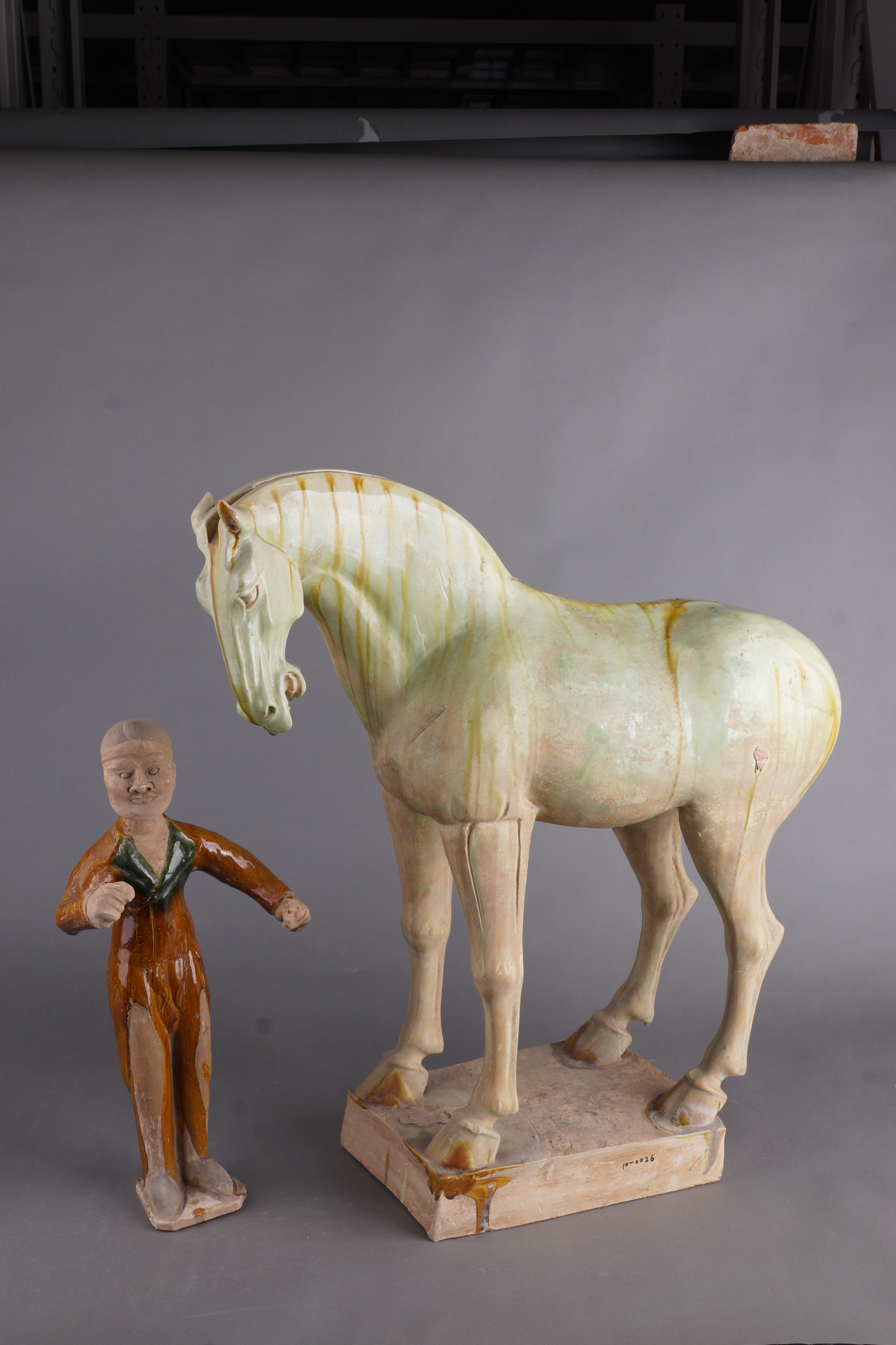 03306-唐 胡人牵绿釉三彩马 咸阳博物院藏.JPG